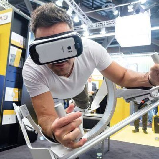 Die Verbindung zwischen der realen und der virtuellen Welt konnten die Besucherinnnen und Besucher live erleben. Die Verbindung zwischen der realen und der virtuellen Welt konnten die Besucherinnnen und Besucher live erleben.