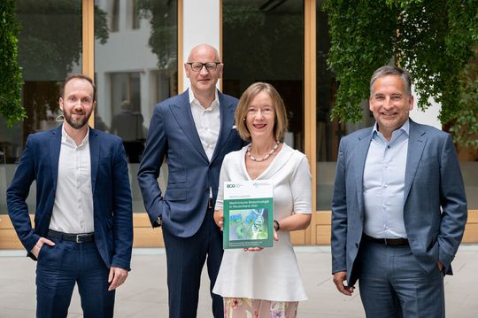 Vorstellung des Biotech-Reports 2021 von VFA bio und Boston Consulting Group (BCG) am 29.06.2021 in Berlin. V.l.n.r.: Jens Machemehl (VFA Kommunikation), Dr. Jürgen Lücke (Senior Partner BCG, Studienautor), Dr. Sabine Sydow (Leiterin VFA bio) und Dr. Frank Mathias (Vorsitzender von VFA bio und CEO von Rentschler Biopharma). Vorstellung des Biotech-Reports 2021 von VFA bio und Boston Consulting Group (BCG) am 29.06.2021 in Berlin. V.l.n.r.: Jens Machemehl (VFA Kommunikation), Dr. Jürgen Lücke (Senior Partner BCG, Studienautor), Dr. Sabine Sydow (Leiterin VFA bio) und Dr. Frank Mathias (Vorsitzender von VFA bio und CEO von Rentschler Biopharma).