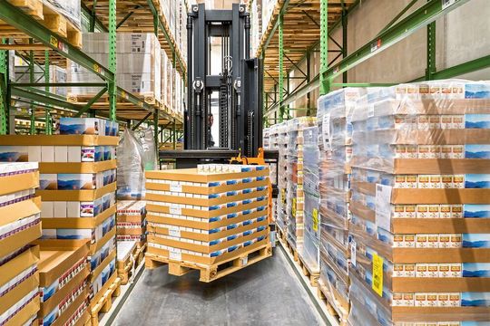 Dank Schwenkschubgabel lassen sich mithilfe des neuen Schmalgangstaplers NXV von Still Vollpaletten schnell, komfortabel und sicher ein- und auslagern – bis zu 13,8 Meter hoch. Dank Schwenkschubgabel lassen sich mithilfe des neuen Schmalgangstaplers NXV von Still Vollpaletten schnell, komfortabel und sicher ein- und auslagern – bis zu 13,8 Meter hoch.