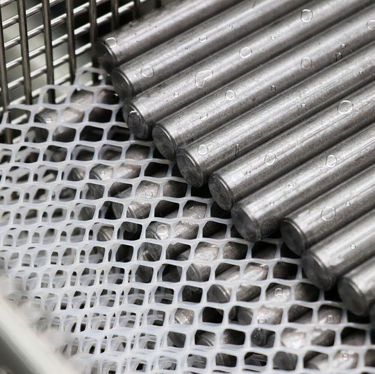 Interlayer mesh screens for chemical or thermal parts cleaning Interlayer mesh screens for chemical or thermal parts cleaning