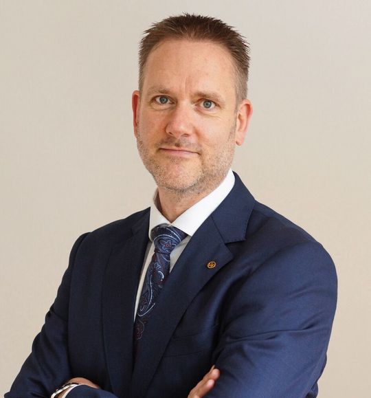 Dr. Florian Geistmann ist neuer Geschäftsführer bei Shimadzu Deutschland. Promoviert in Analytischer Chemie an der TU München, ist Dr. Geistmann seit 2002 bei Shimadzu und erfüllte dort verschiedene Funktionen in der Deutschland- sowie der Europa-Organisation. Dr. Florian Geistmann ist neuer Geschäftsführer bei Shimadzu Deutschland. Promoviert in Analytischer Chemie an der TU München, ist Dr. Geistmann seit 2002 bei Shimadzu und erfüllte dort verschiedene Funktionen in der Deutschland- sowie der Europa-Organisation.