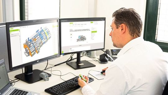 Über den Wago Konfigurator Smart Designer (links im Bild) lassen sich ganze Klemmenleisten projektieren oder über CAE-Tools importieren und dank Plausibilitätsprüfung auf Fehler und fehlende Komponenten prüfen.