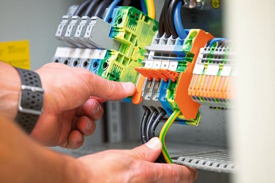 Für die Verdrahtung in der Werkstatt oder vor Ort: Die Reihenklemmen Topjob S von Wago sind besonders leicht im Handling – dank Push-in-Technik und einer Wahl aus komfortablen, intuitiven Betätigungsvarianten mit Hebel, Drücker oder Öffnung.