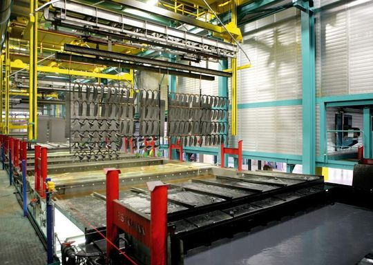 Bild 1: KTL-Anlage mit energiesparender Badzusatzkühlung und kostengünstiger Online-Schichtdickenmessung Bild 1: KTL-Anlage mit energiesparender Badzusatzkühlung und kostengünstiger Online-Schichtdickenmessung