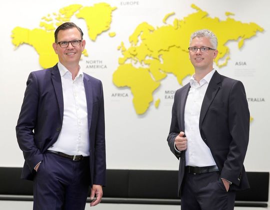 Von links: Steffen Bersch, CEO der SSI-Schäfer-Gruppe, und Alexander Bernhard, Geschäftsführer der Swan GmbH, geben die partnerschaftliche Stärkung der SAP-Kompetenzen beider Unternehmen bekannt. Von links: Steffen Bersch, CEO der SSI-Schäfer-Gruppe, und Alexander Bernhard, Geschäftsführer der Swan GmbH, geben die partnerschaftliche Stärkung der SAP-Kompetenzen beider Unternehmen bekannt.