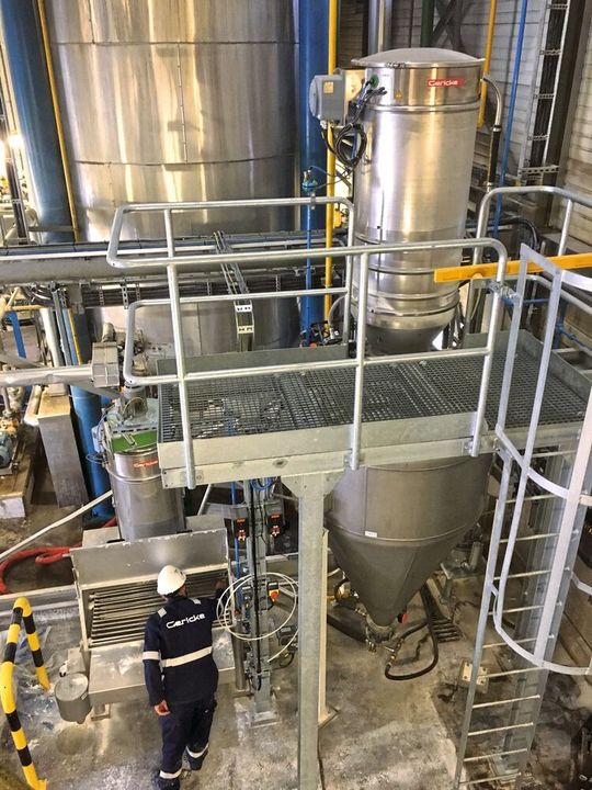 Es galt eine Lösung zu finden, um verschiedene Pulver, die in kleinen Säcken angeliefert wurden, in mehrere große Reaktoren mit einem Volumen von mehr als 100 Kubikmeter abzufüllen. Es galt eine Lösung zu finden, um verschiedene Pulver, die in kleinen Säcken angeliefert wurden, in mehrere große Reaktoren mit einem Volumen von mehr als 100 Kubikmeter abzufüllen.