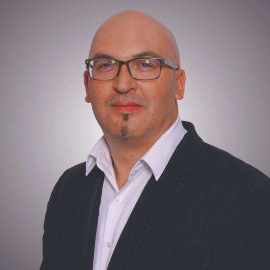 Mohamed-Radhi Melaouah, Team Leader & Purchasing Printing/Supplies bei Siewert & Kau, will gemeinsam mit Xerox den Resellern eine gute und günstige Alternative zu teuren Toner-Verbrauchsmaterialien schaffen. Mohamed-Radhi Melaouah, Team Leader & Purchasing Printing/Supplies bei Siewert & Kau, will gemeinsam mit Xerox den Resellern eine gute und günstige Alternative zu teuren Toner-Verbrauchsmaterialien schaffen.