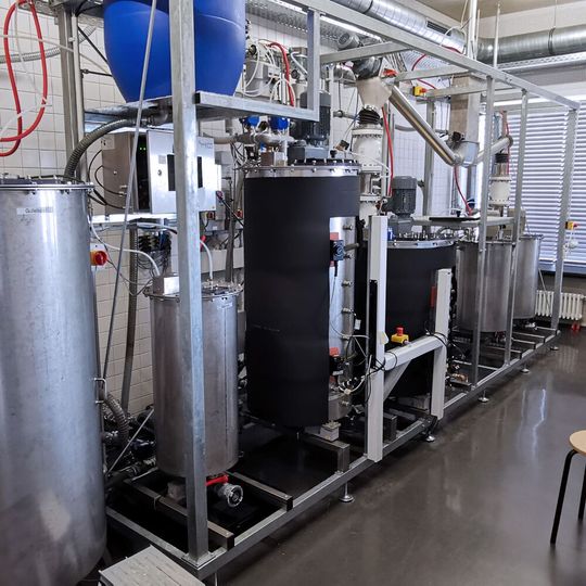 In der Laborbiogasanlage der Fakultät Maschinenbau der THI werden Methanisierungs-Verfahren unter möglichst realen Bedingungen wissenschaftlich untersucht. Die beiden unterschiedlichen Reaktoren zur Methanherstellung wurden zuvor an der FAU entwickelt. In der Laborbiogasanlage der Fakultät Maschinenbau der THI werden Methanisierungs-Verfahren unter möglichst realen Bedingungen wissenschaftlich untersucht. Die beiden unterschiedlichen Reaktoren zur Methanherstellung wurden zuvor an der FAU entwickelt.