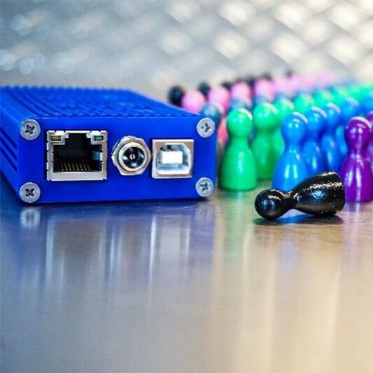 „KVM Ecosmart“ erlaubt Point to point oder Switching über OSD und „Switching Manager“. „KVM Ecosmart“ erlaubt Point to point oder Switching über OSD und „Switching Manager“.