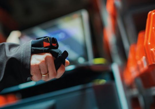 Prologistik und Feig Electronic werfen ihre Expertise bei innovativen Technologien zusammen. Ein Ergebnis dieser Kooperation ist der Handrückenscanner „HyWEAR compact“. Prologistik und Feig Electronic werfen ihre Expertise bei innovativen Technologien zusammen. Ein Ergebnis dieser Kooperation ist der Handrückenscanner „HyWEAR compact“.