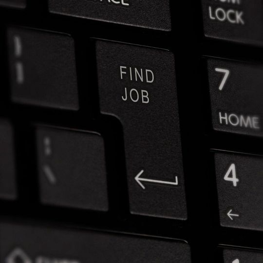 Um herauszufinden, wie die Chemie- & Pharmabranche in ihrer Online Candidate Journey aufgestellt ist, wurden die Karriereseiten von über 100 Unternehmen diesem Bereich genauer angeschaut. Um herauszufinden, wie die Chemie- & Pharmabranche in ihrer Online Candidate Journey aufgestellt ist, wurden die Karriereseiten von über 100 Unternehmen diesem Bereich genauer angeschaut.