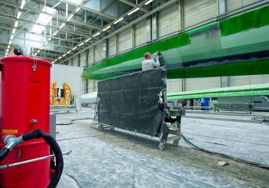 Bei Nordex in Rostock baut man zig Meter lange Rotorblätter für die Windkraft. Dort muss jedes Handschleifgerät mit einer integrierten Absaugung ausgestattet sein. Doch das ist noch nicht alles, was die Beseitigung von Staub betrifft. Bei Nordex in Rostock baut man zig Meter lange Rotorblätter für die Windkraft. Dort muss jedes Handschleifgerät mit einer integrierten Absaugung ausgestattet sein. Doch das ist noch nicht alles, was die Beseitigung von Staub betrifft.