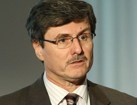Prof. Dr. Ferdinand Dudenhöffer vom CAR – Center Automotive Research der Universität Duisburg-Esssen warnt davor, die vielen innovativen mittelständischen Unternehmen im Zulieferbereich jetzt im Stich zu lassen. „Diese wertvollen Unternehmen müssen unterstützt werden, da ist auch die Politik gefordert.“ Prof. Dr. Ferdinand Dudenhöffer vom CAR – Center Automotive Research der Universität Duisburg-Esssen warnt davor, die vielen innovativen mittelständischen Unternehmen im Zulieferbereich jetzt im Stich zu lassen. „Diese wertvollen Unternehmen müssen unterstützt werden, da ist auch die Politik gefordert.“