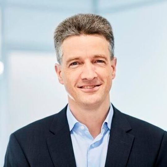 Marc von Waldkirch, CEO der Sensirion AG: „Unser Erfolg basiert auf den hervorragenden Leistungen aller unserer Mitarbeitenden. Ich bin sehr stolz auf diesen Meilenstein und gleichzeitig davon überzeugt, dass es in Zukunft noch viele weitere geben wird.“ Marc von Waldkirch, CEO der Sensirion AG: „Unser Erfolg basiert auf den hervorragenden Leistungen aller unserer Mitarbeitenden. Ich bin sehr stolz auf diesen Meilenstein und gleichzeitig davon überzeugt, dass es in Zukunft noch viele weitere geben wird.“