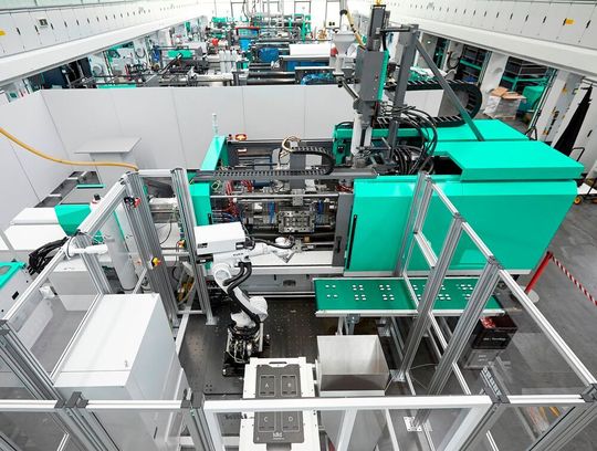 Das ist der neue hybride Arburg-Allrounder des Typs Cube 1800, implementiert in eine Fertigungszelle. Er arbeitet mit einem Würfelwerkzeug, womit die Spritzgießmaschine doppelt so viel produzieren kann, wie eine große mit einem Drehwerkzeug, heißt es. Das ist der neue hybride Arburg-Allrounder des Typs Cube 1800, implementiert in eine Fertigungszelle. Er arbeitet mit einem Würfelwerkzeug, womit die Spritzgießmaschine doppelt so viel produzieren kann, wie eine große mit einem Drehwerkzeug, heißt es.