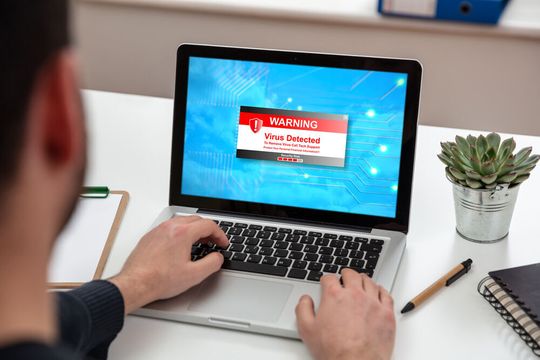 Cyberkriminelle nutzen die Büro-Rückkehr für kontextspezifische Phishing-Angriffe aus. Cyberkriminelle nutzen die Büro-Rückkehr für kontextspezifische Phishing-Angriffe aus.