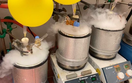 Reaktionsaufbau – Tiefe Temperaturen gewährleisten eine hochselektive Reaktion. Reaktionsaufbau – Tiefe Temperaturen gewährleisten eine hochselektive Reaktion.