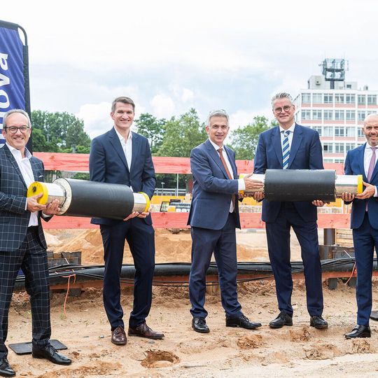 (von links): Dr. Bela Waldhauser, Chief Executive Officer der Telehouse Deutschland GmbH, Ralf Werner, Chief Operating Officer Rhein-Main vom Projektentwickler Instone Real Estate, Frankfurts Oberbürgermeister Peter Feldmann, Dr. Constantin H. Alsheimer, Vorstandsvorsitzender der Mainova AG, und Stefan Bögl, Head of Asset Management aam2core Immobilien Gruppe als Eigentümervertreter der Bayerischen Versorgungskammer mit zwei exemplarischen Wärmetransportrohren. (von links): Dr. Bela Waldhauser, Chief Executive Officer der Telehouse Deutschland GmbH, Ralf Werner, Chief Operating Officer Rhein-Main vom Projektentwickler Instone Real Estate, Frankfurts Oberbürgermeister Peter Feldmann, Dr. Constantin H. Alsheimer, Vorstandsvorsitzender der Mainova AG, und Stefan Bögl, Head of Asset Management aam2core Immobilien Gruppe als Eigentümervertreter der Bayerischen Versorgungskammer mit zwei exemplarischen Wärmetransportrohren.