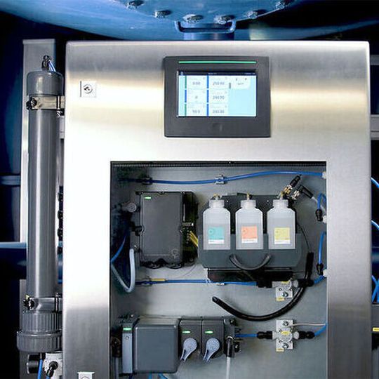 Compact, fully automated control cabinet solution for continuous photometric iron analysis and other water parameters using sensor cubes. Compact, fully automated control cabinet solution for continuous photometric iron analysis and other water parameters using sensor cubes.
