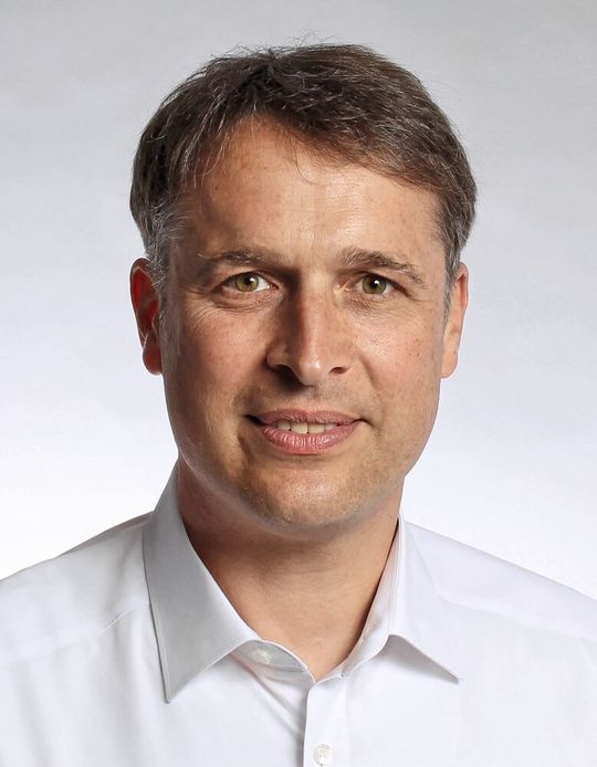 Dr. Kristijan Bauer: Seit dem 1. Juli 2021 gehört er als Chief Operations Officer zur Geschäftsführung der Rosenberger-Gruppe und leitet die Geschäfte gemeinsam mit Eric Küppers.