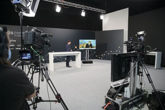 Die SPS vom 23. bis 25.11.2021 wird in einem hybriden Format stattfinden. Die Präsenzmesse wird dabei durch das digitale Konzept SPS on air begleitet. Die SPS vom 23. bis 25.11.2021 wird in einem hybriden Format stattfinden. Die Präsenzmesse wird dabei durch das digitale Konzept SPS on air begleitet.