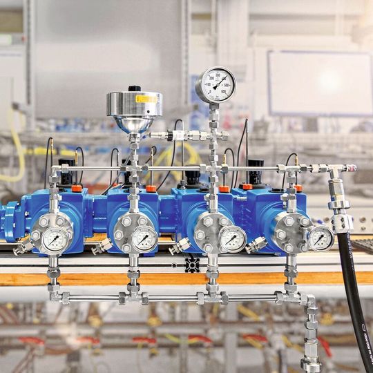Um den bewährten M900-Pumpenkopf auch für Volumenströme von weniger als 1 l/h und Förderdrücke von 150–400 bar nutzen zu können, wurde er für die beiden kleinsten Baugrößen der Ecoflow-Pumpen eigens angepasst. Um den bewährten M900-Pumpenkopf auch für Volumenströme von weniger als 1 l/h und Förderdrücke von 150–400 bar nutzen zu können, wurde er für die beiden kleinsten Baugrößen der Ecoflow-Pumpen eigens angepasst.