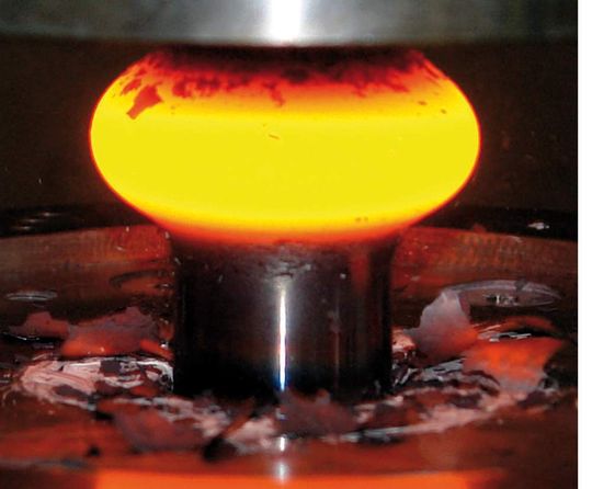 Kombinierte thermo-mechanische Massivumformung einer Flanschwelle mit lokaler Einstellung der mechanisch-technischen Eigenschaften. Bild: Lehrstuhl für Umformtechnik Kombinierte thermo-mechanische Massivumformung einer Flanschwelle mit lokaler Einstellung der mechanisch-technischen Eigenschaften. Bild: Lehrstuhl für Umformtechnik