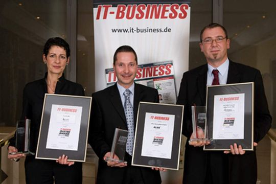 Die Top 3 Broadliner: IT-BUSINESS-Leser kürten Claudia Klein von B.Com mit dem Silber-Award, Roland Franze von Also mit dem Platin-Award und Volker Schwellenberg von Actebis Peacock mit dem Gold-Award. Die Top 3 Broadliner: IT-BUSINESS-Leser kürten Claudia Klein von B.Com mit dem Silber-Award, Roland Franze von Also mit dem Platin-Award und Volker Schwellenberg von Actebis Peacock mit dem Gold-Award.