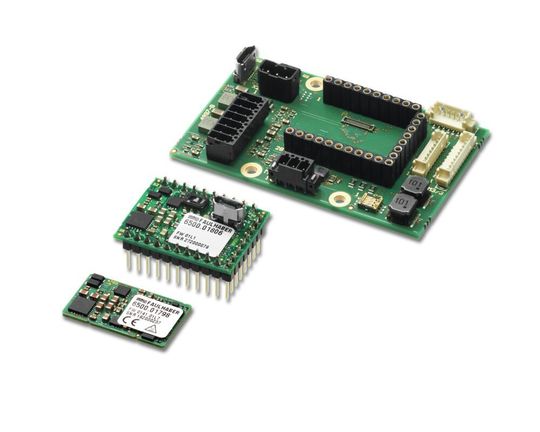 Die zwei neuen Motion Controller MC-3001-B (Vordergrund) und MC-3001-P (Mitte). Im Hintergrund ist ein passendes Motherboard aus dem Starter Kit abgebildet.