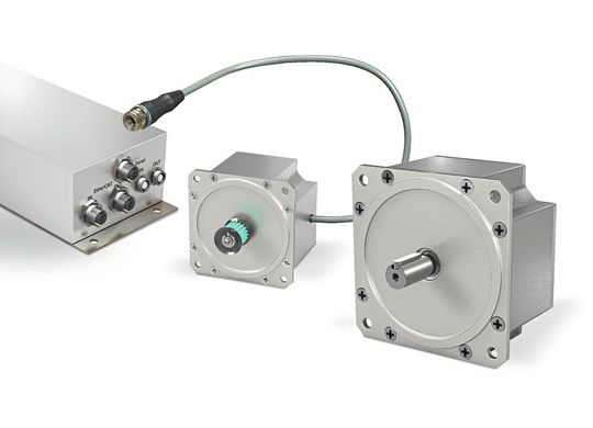 Der KFM-24-Safety-Maschinenschutztürantrieb besteht aus einem Regelgerät und einem Servomotor (mittig: mit Kabel und Zahnriemenscheibe, rechts: mit Anschlussstecker).