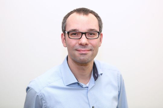 Prof. Sebastian Henke forscht an der TU Dortmund an sogenannten responsiven Materialien. Es handelt sich dabei um poröse, gerüstartige metallorganische Verbindungen, die bemerkenswerte Eigenschaften haben. Jetzt zeigt sich ein neuer Vertreter sogar „eingeschnappt“. Prof. Sebastian Henke forscht an der TU Dortmund an sogenannten responsiven Materialien. Es handelt sich dabei um poröse, gerüstartige metallorganische Verbindungen, die bemerkenswerte Eigenschaften haben. Jetzt zeigt sich ein neuer Vertreter sogar „eingeschnappt“.