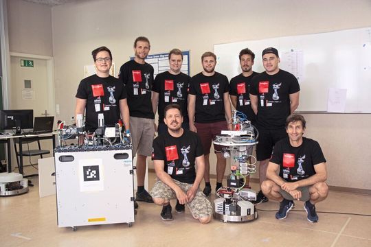 hftm.team.solidus 2021: Hinten, v. l. n. r.: Syl Deva, Tim Hildebrand, Daniel Lehmann, Timon Notter, Colin Grossen, Philippe Schneider Vorne, v. l. n. r.: Stefan Brandenberger (Fachbereichsleiter Systemtechnik) und Alain Rohr (Dozent Systemtechnik und Mitglied des technischen Komitees der Organisation RoboCup) hftm.team.solidus 2021: Hinten, v. l. n. r.: Syl Deva, Tim Hildebrand, Daniel Lehmann, Timon Notter, Colin Grossen, Philippe Schneider Vorne, v. l. n. r.: Stefan Brandenberger (Fachbereichsleiter Systemtechnik) und Alain Rohr (Dozent Systemtechnik und Mitglied des technischen Komitees der Organisation RoboCup)