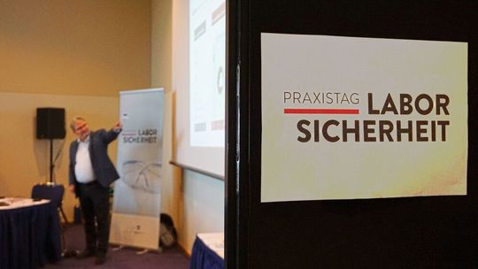 Am 26. August 2021 findet der dritte Praxistag Laborsicherheit statt, diesmal in Düsseldorf. (Bild: Praxistag Laborsicherheit in Dresden, 2020) Am 26. August 2021 findet der dritte Praxistag Laborsicherheit statt, diesmal in Düsseldorf. (Bild: Praxistag Laborsicherheit in Dresden, 2020)