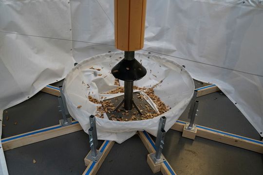 In einem Aufprallhut können die schwereren Steinen aus den Holzschnitzeln abgetrennt werden. In einem Aufprallhut können die schwereren Steinen aus den Holzschnitzeln abgetrennt werden.