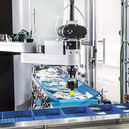 Der Cobot hat alles im Griff. Der Cobot hat alles im Griff.
