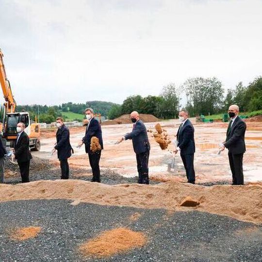 Official groundbreaking for one of Germany’s largest hydrogen production plants and a future hydrogen filling station in northern Bavaria. Official groundbreaking for one of Germany’s largest hydrogen production plants and a future hydrogen filling station in northern Bavaria.