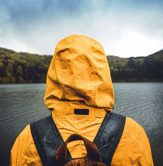 Per- und polyfluorierte Alkylsubstanzen werden wegen ihrer wasserabweisenden Funktion für unter anderem für die Beschichtung von Outdoor-Bekleidungen verwendet. Per- und polyfluorierte Alkylsubstanzen werden wegen ihrer wasserabweisenden Funktion für unter anderem für die Beschichtung von Outdoor-Bekleidungen verwendet.