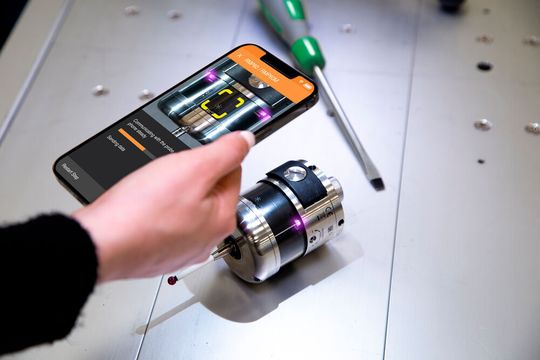 Die nächste Generation von Renishaws Funkmesstaster-System ist da – rechtzeitig zur EMO Milano 2021. Es scheue keine Datenflut und halte batterietechnisch fünfmal länger durch, als vorher. Die nächste Generation von Renishaws Funkmesstaster-System ist da – rechtzeitig zur EMO Milano 2021. Es scheue keine Datenflut und halte batterietechnisch fünfmal länger durch, als vorher.