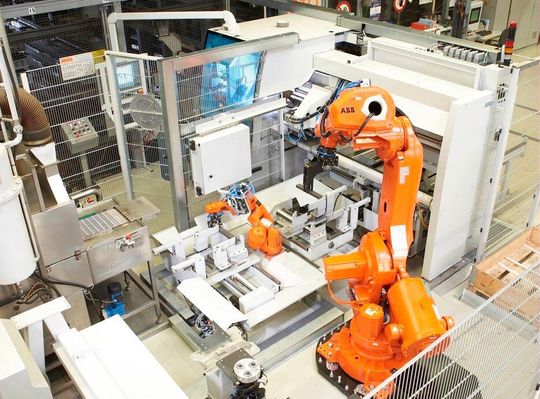 Kasto Maschinenbau ist der Meinung, dass der Stahlhandel ohne Automatisierung, Digitalisierung und vernetzte Systeme nicht mehr zukunftsfähig ist. Das betreffe die ganze Prozesskette, vom Lager bis zur Säge. Hier ein Roboter, via Kastosort, in den Prozess integriert. Kasto Maschinenbau ist der Meinung, dass der Stahlhandel ohne Automatisierung, Digitalisierung und vernetzte Systeme nicht mehr zukunftsfähig ist. Das betreffe die ganze Prozesskette, vom Lager bis zur Säge. Hier ein Roboter, via Kastosort, in den Prozess integriert.