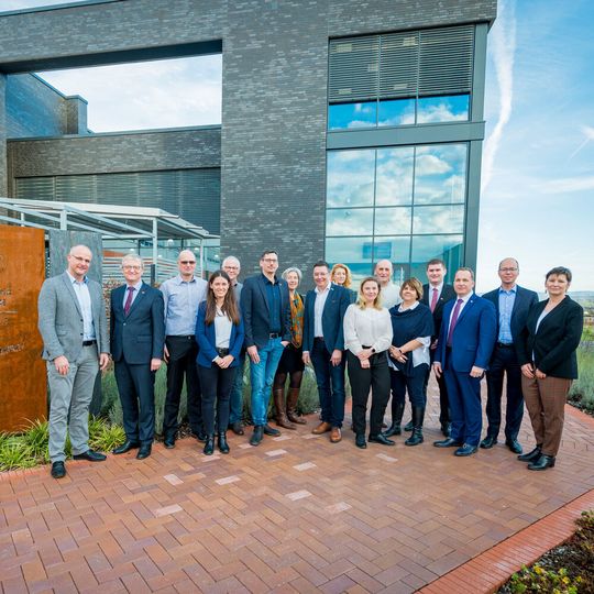 DQC-Lernreise 2019 zur Blechwarenfabrik Limburg (v.l.n.r.): Björn Prästin (Provadis), Jürgen Funk (Hessen Chemie), Gunther Krämling (Provadis), Angelika Trappmann (Blechwaren Fabrik Limburg), Dieter Rohrer (Biotest), Michael Reinhart (IG BCE), Karin Saar (Heraeus), Axel Becker (B. Braun Melsungen), Andrea Fehn (IG BCE), Lisa Schäfer (IWAK), Dr. Theo Fecher (Evonik), Pia Kamperhoff (Chemische Fabrik Budenheim), Daniel Schrapp (Hessen Chemie), Christof Glaser (Ludwig-Geißler-Schule Hanau), Dr. Karsten Rudolf (Provadis), Dr. Christa Larsen (IWAK). DQC-Lernreise 2019 zur Blechwarenfabrik Limburg (v.l.n.r.): Björn Prästin (Provadis), Jürgen Funk (Hessen Chemie), Gunther Krämling (Provadis), Angelika Trappmann (Blechwaren Fabrik Limburg), Dieter Rohrer (Biotest), Michael Reinhart (IG BCE), Karin Saar (Heraeus), Axel Becker (B. Braun Melsungen), Andrea Fehn (IG BCE), Lisa Schäfer (IWAK), Dr. Theo Fecher (Evonik), Pia Kamperhoff (Chemische Fabrik Budenheim), Daniel Schrapp (Hessen Chemie), Christof Glaser (Ludwig-Geißler-Schule Hanau), Dr. Karsten Rudolf (Provadis), Dr. Christa Larsen (IWAK).