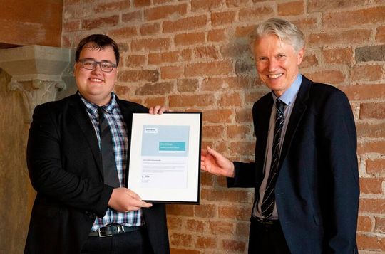 Jannic Schären, Gewinner des nationalen Siemens Excellence Award 2021 und Prof. Martin Kucera von der Berner Fachhochschule. Jannic Schären, Gewinner des nationalen Siemens Excellence Award 2021 und Prof. Martin Kucera von der Berner Fachhochschule.
