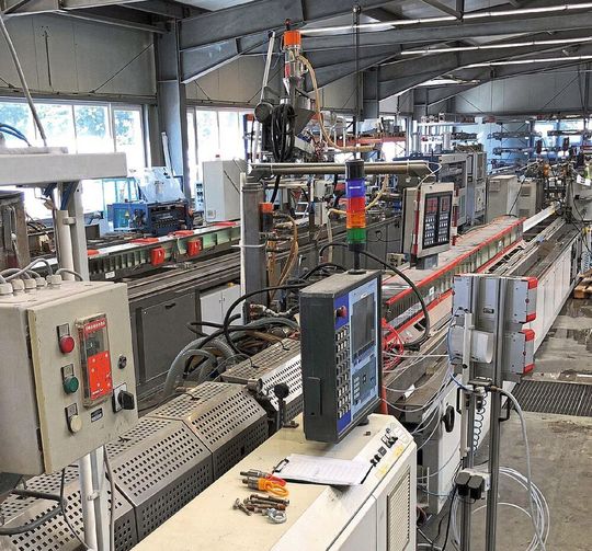Auf 30 Extrusions- und Co-Extrusionslinien fertigt SLS starre und elastische Voll- und Hohlprofile aus vielen technischen Kunststoffen. Auf 30 Extrusions- und Co-Extrusionslinien fertigt SLS starre und elastische Voll- und Hohlprofile aus vielen technischen Kunststoffen.