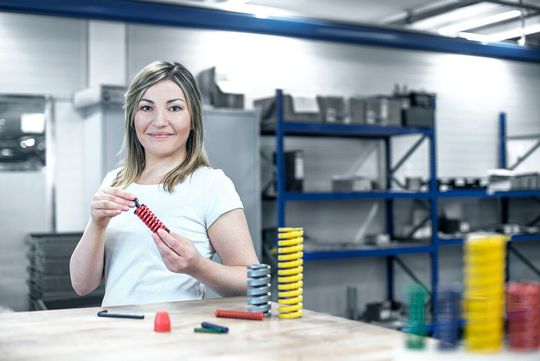 The system compression spring wizard from Meusburger simplifies the design process. The system compression spring wizard from Meusburger simplifies the design process.