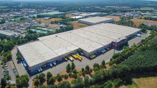 Der Fiege-Standort Ibbenbüren ist logistisch gesehen günstig gelegen, um starke Wirtschaftsregionen im Norden Deutschlands zu bedienen. Jetzt hat sich Fiege 30.000 Quadratmeter Zusatzfläche für den statischen sowie den Online-Handel gegönnt. Der Fiege-Standort Ibbenbüren ist logistisch gesehen günstig gelegen, um starke Wirtschaftsregionen im Norden Deutschlands zu bedienen. Jetzt hat sich Fiege 30.000 Quadratmeter Zusatzfläche für den statischen sowie den Online-Handel gegönnt.