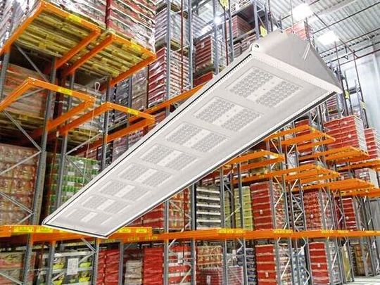 Die neue LED-Hallenleuchte HL-06 besitzt ein geschlossenes Aluminiumgehäuse mit glatten Oberflächen. Die neue LED-Hallenleuchte HL-06 besitzt ein geschlossenes Aluminiumgehäuse mit glatten Oberflächen.
