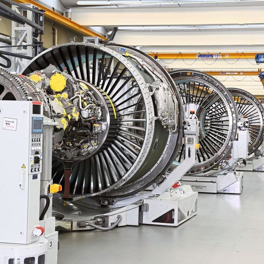 Oerlikon Balzers hat einen 10-Jahres-Vertrag mit MTU Aero Engines unterzeichnet. Die Zusammenarbeit der beiden Unternehmen soll die jeweiligen Kompetenzen stärken und mit erosionsbeständigen Beschichtungen für die MTU-Triebwerkskomponenteneinen weiteren Beitrag zur Effizienzsteigerung der PW1100G-JM-Triebwerke leisten. Oerlikon Balzers hat einen 10-Jahres-Vertrag mit MTU Aero Engines unterzeichnet. Die Zusammenarbeit der beiden Unternehmen soll die jeweiligen Kompetenzen stärken und mit erosionsbeständigen Beschichtungen für die MTU-Triebwerkskomponenteneinen weiteren Beitrag zur Effizienzsteigerung der PW1100G-JM-Triebwerke leisten.