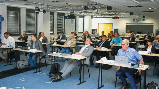 Der gemeinsame Ausschuss von ZDK und ZKF „Karosserie- instandsetzung und Fahrzeuglackierung“ tagte in der ZKF-Zentrale in Friedberg. Der gemeinsame Ausschuss von ZDK und ZKF „Karosserie- instandsetzung und Fahrzeuglackierung“ tagte in der ZKF-Zentrale in Friedberg.