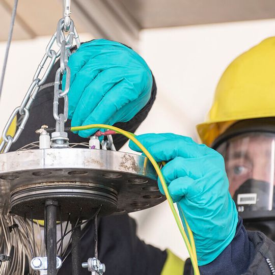 Prüfstand auf dem Testgelände Technische Sicherheit der BAM in Brandenburg: Eine Lithium-Ionen-Batterie wird getestet. Prüfstand auf dem Testgelände Technische Sicherheit der BAM in Brandenburg: Eine Lithium-Ionen-Batterie wird getestet.