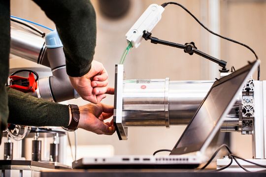 Exemplarischer Messaufbau für Kraft- und Druckmessung zur Validierung der Sicherheit bei möglichem Kontakt mit einem kollaborativen Roboter. Exemplarischer Messaufbau für Kraft- und Druckmessung zur Validierung der Sicherheit bei möglichem Kontakt mit einem kollaborativen Roboter.