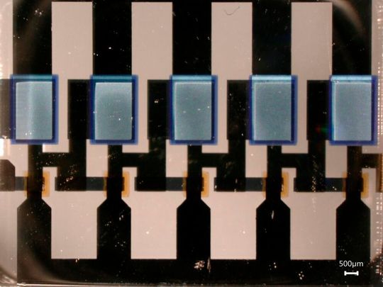 Neue Elektronikzukunft! Ein Forscher-Team der TU Dresden hat unter anderem 5-stufige komplementäre Ringoszillatoren entwickelt, die aus organischen sowie permeablen Basistransistoren bestehen. Neue Elektronikzukunft! Ein Forscher-Team der TU Dresden hat unter anderem 5-stufige komplementäre Ringoszillatoren entwickelt, die aus organischen sowie permeablen Basistransistoren bestehen.